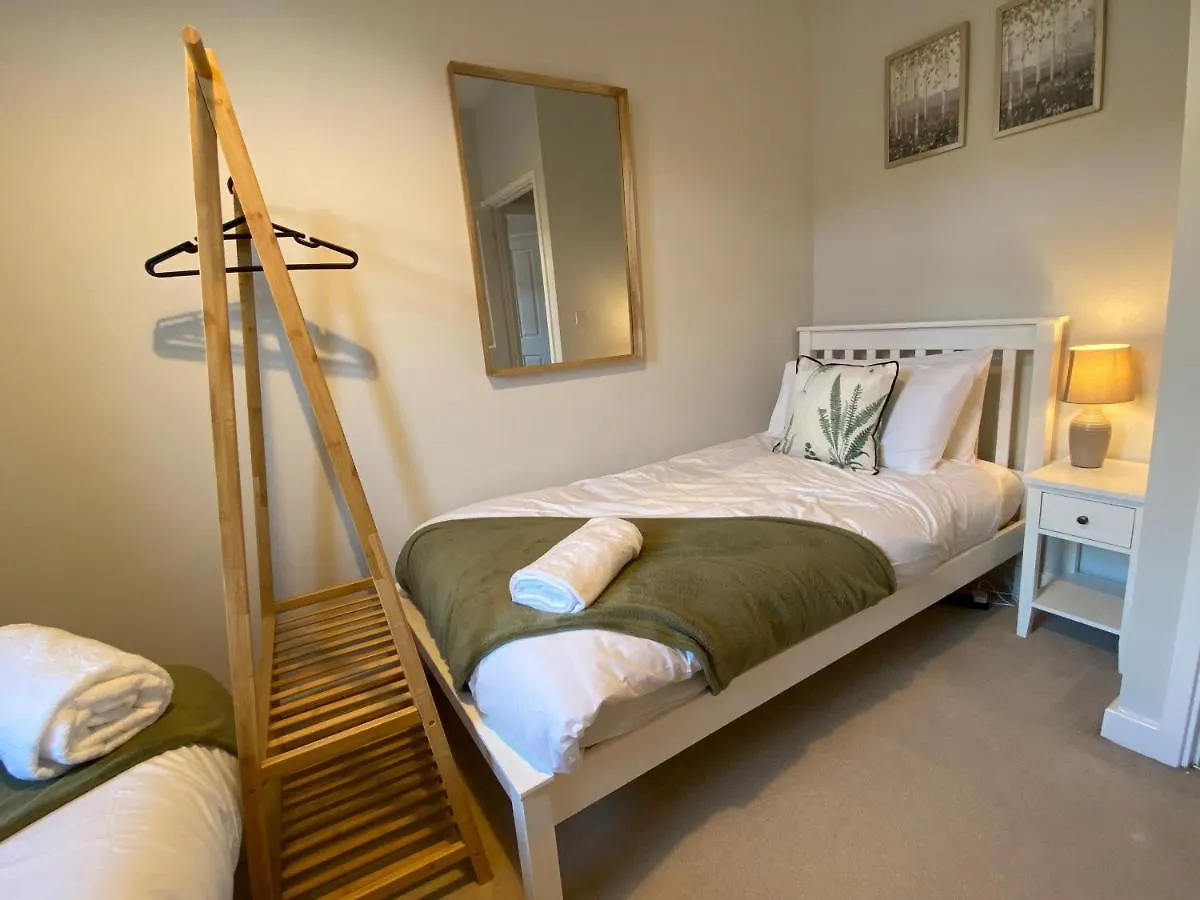 Heartswood Home Modern 3-Bedroom, Double Driveway Bentley  United Kingdom