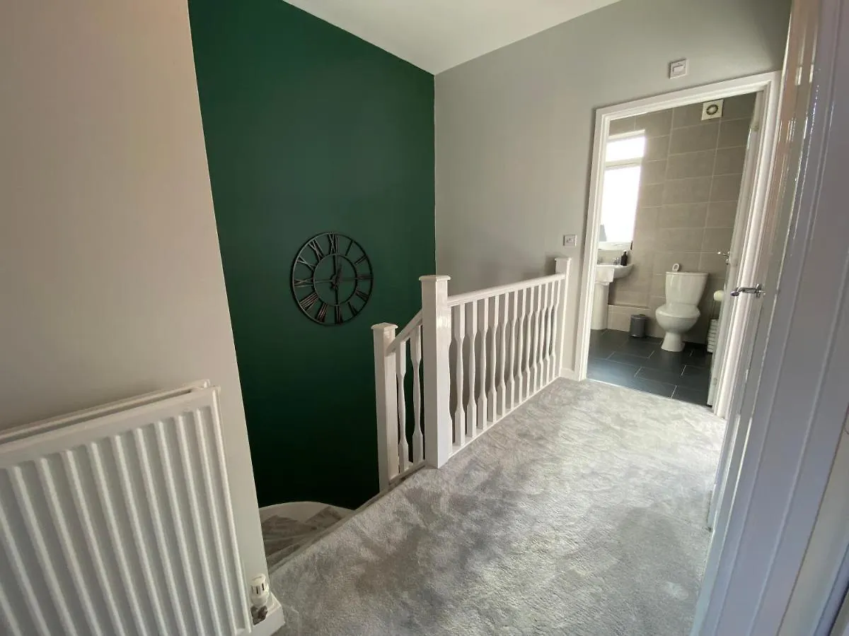 Heartswood Home Modern 3-Bedroom, Double Driveway Bentley  United Kingdom