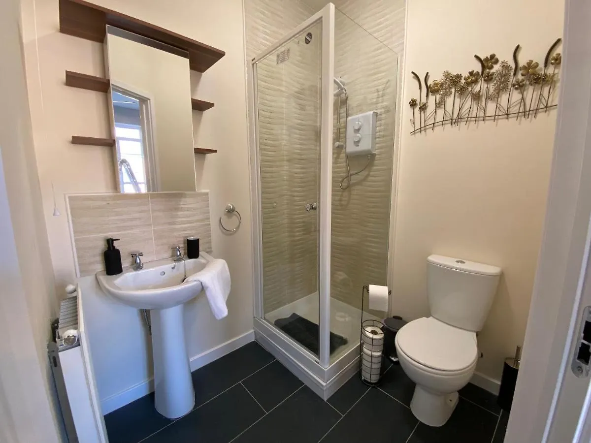Heartswood Home Modern 3-Bedroom, Double Driveway Bentley
